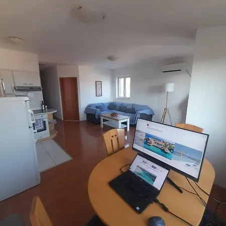 Lovely 2-bed With Balcony/free Parking. * بول