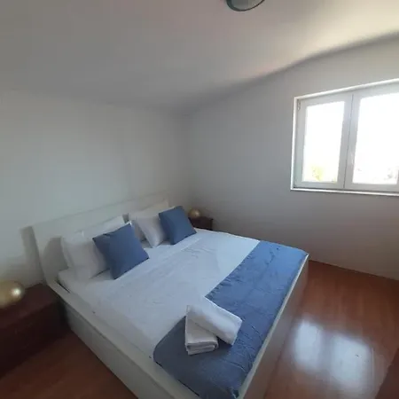 شقة Lovely 2-bed With Balcony/free Parking. *