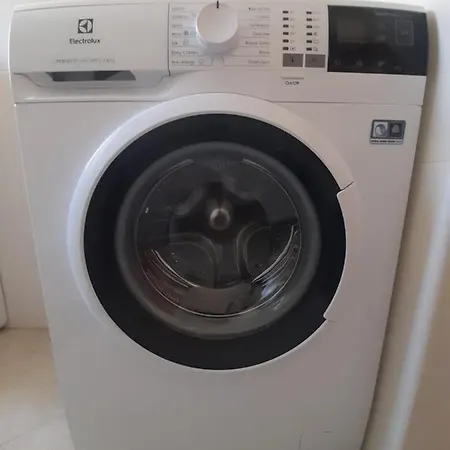 Lovely 2-bed With Balcony/free Parking. *