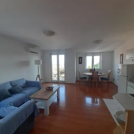 Lovely 2-bed With Balcony/free Parking. Bol