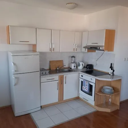 Lovely 2-bed With Balcony/free Parking.