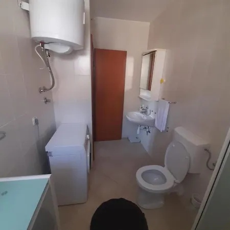 شقة Lovely 2-bed With Balcony/free Parking.