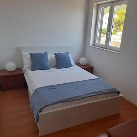 Lovely 2-bed With Balcony/free Parking.