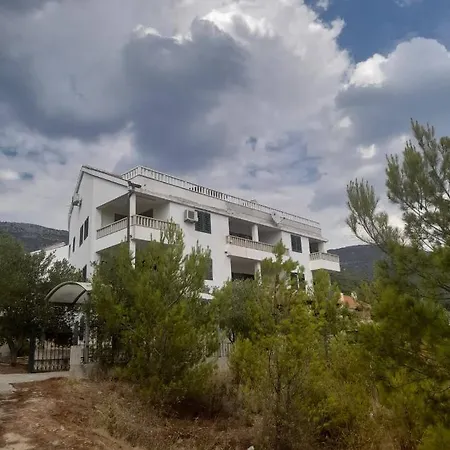 Lovely 2-bed With Balcony/free Parking. شقة