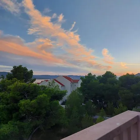 Apartmán Lovely 2-bed With Balcony/free Parking.